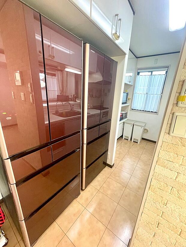 キッチンには大型冷蔵庫が２台置けるスペースが完備されおります！冷蔵庫２台も・・・という場合には棚を入れてパントリースペースとしての利用も◎