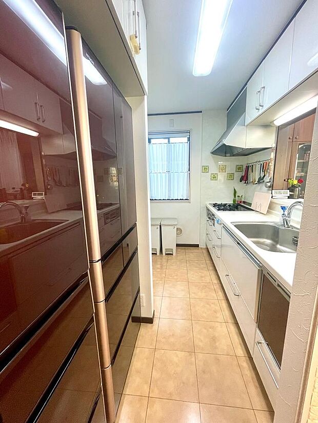キッチンには大型冷蔵庫が２台置けるスペースが完備されおります！冷蔵庫２台も・・・という場合には棚を入れてパントリースペースとしての利用も◎