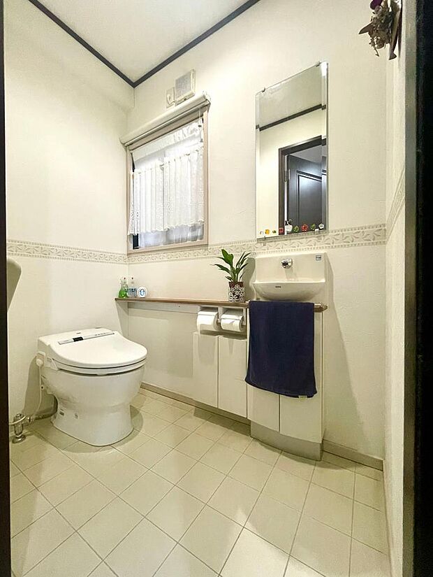 １階のトイレになります。ゆったりとしたスペースにお手洗い場も完備されております！
