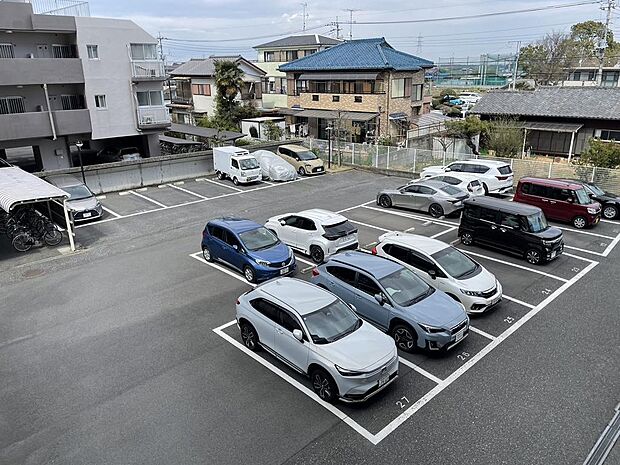 広い平面駐車場は車を駐車するのも苦痛じゃありませんね！