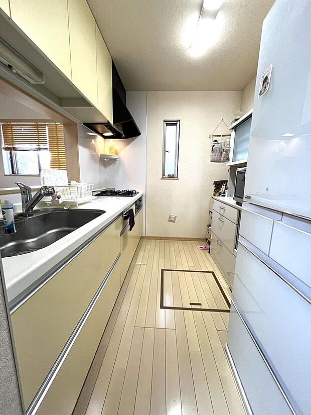 対面キッチンですの空間を最大限に生かしております(^^)床下収納ももちろんあり！室内（2024年3月）撮影
