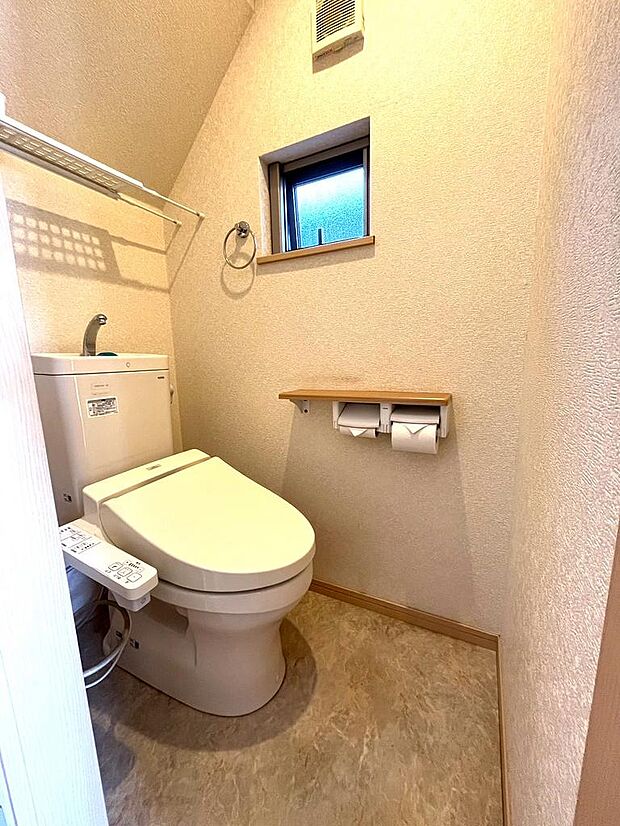 一階トイレは階段下にあり、デッドスペースを作らない仕様となってます♪室内（2024年3月）撮影