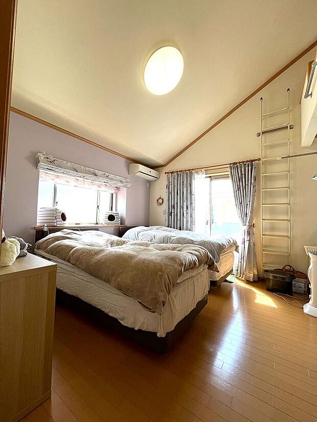 9畳の居室♪ベッドを二つ置いてもこれだけスペースがあります(^^)室内（2024年3月）撮影