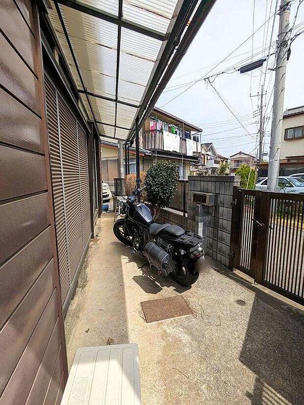 玄関横には、このようにバイクを置くこともできます☆