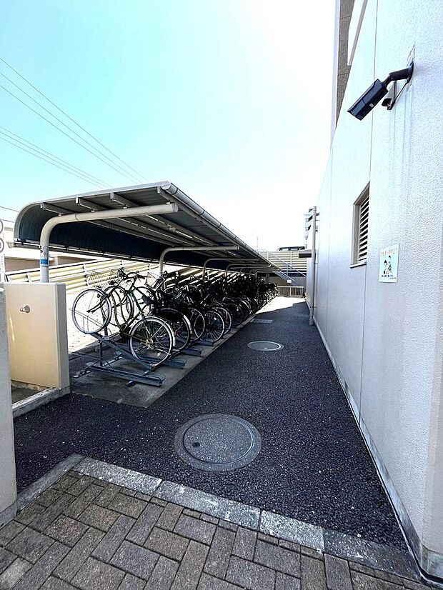 屋根付きの駐輪場は自転車が痛まないので大変助かりますね。