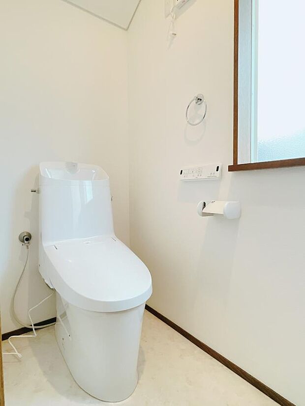 【リフォーム済】トイレはTOTO製の温水洗浄機能付きに新品交換します。表面は凹凸がないため汚れが付きにくく、継ぎ目のない形状でお手入れが簡単です。節水機能付きなのでお財布にも優しいですね。