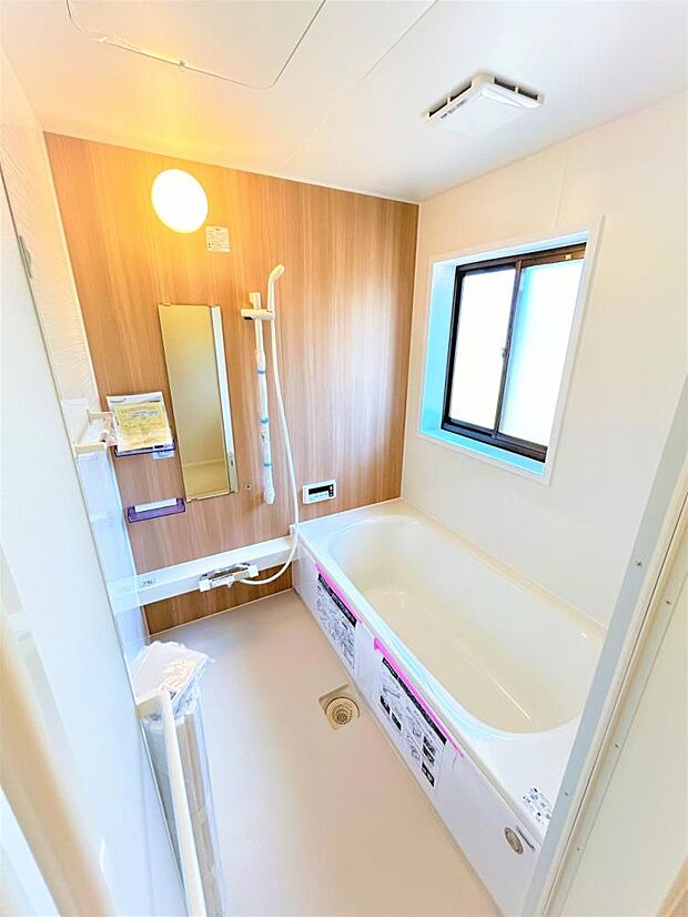 【リフォーム済】浴室はHousetec製の新品のユニットバスに交換しました。足を伸ばせる1坪サイズの広々とした浴槽で、1日の疲れをゆっくり癒すことができますよ。