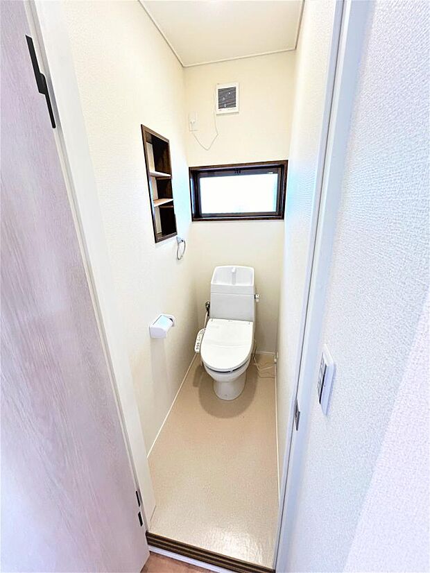 【リフォーム済】トイレは新品交換、扉は新品交換、床や壁紙なども張替えを行いました。水回りが綺麗だと快適に使用できますね。