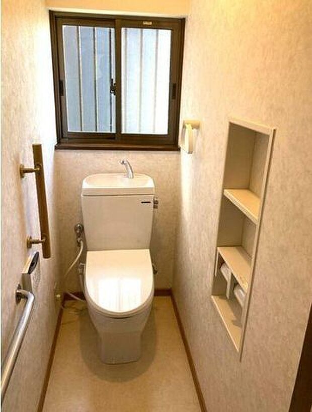 1階トイレです。収納・タオル掛けも設置してあります。