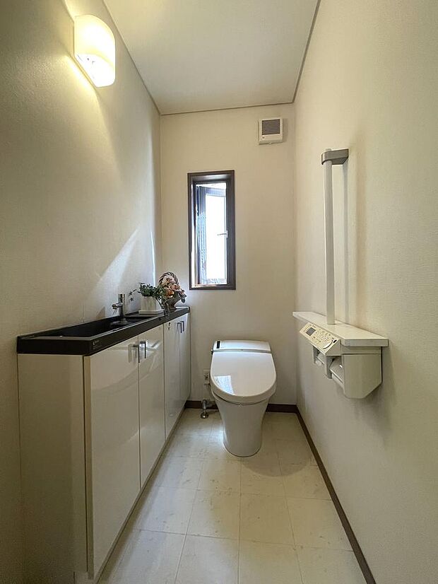 広々スペースが確保されたトイレ　大変綺麗にお使いです。