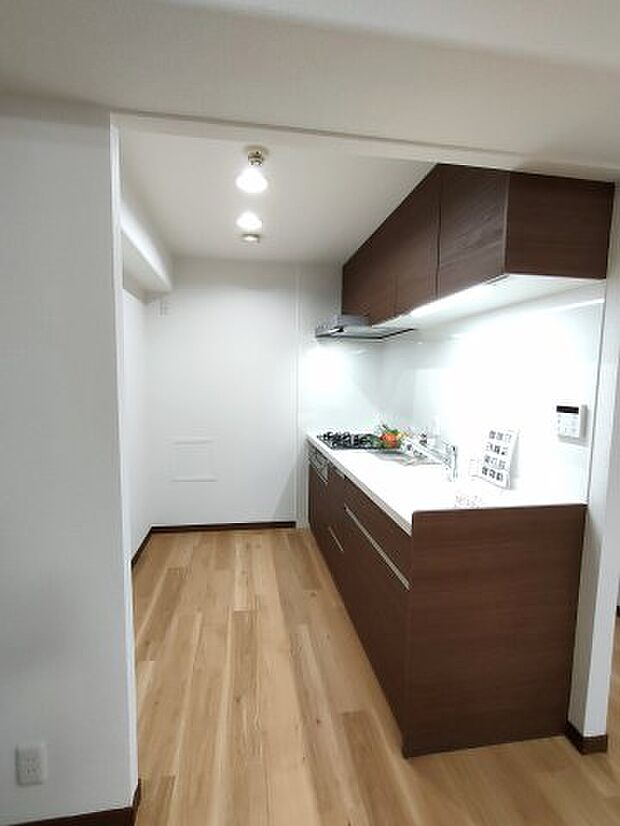・キッチン　　冷蔵庫などのキッチン家電を設置してもゆとりあるスペースが確保されています。