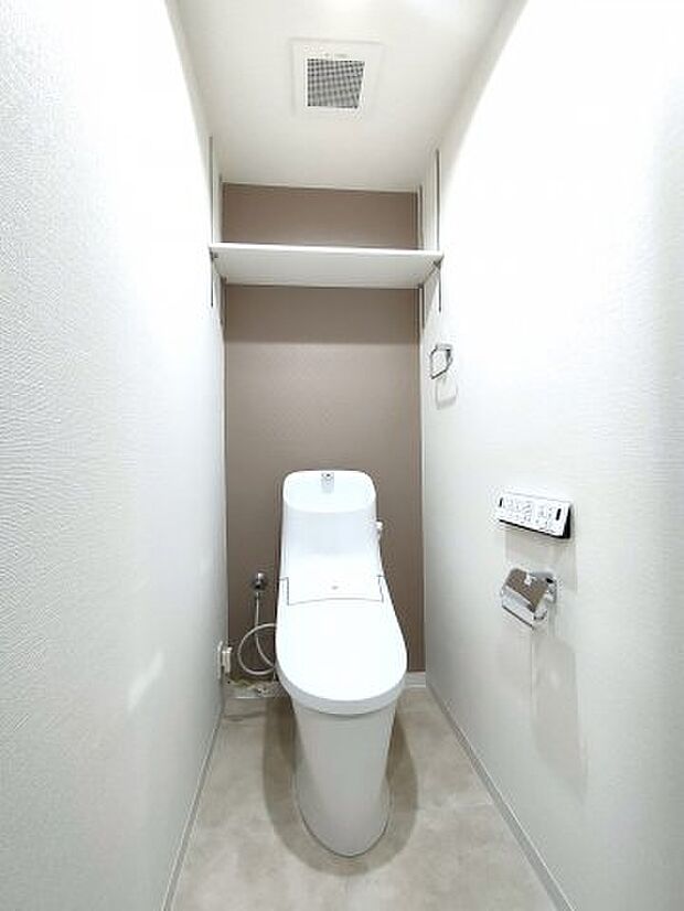 ・トイレ　　少し広めの空間が取られ、リラックスできるシンプルなトイレ。