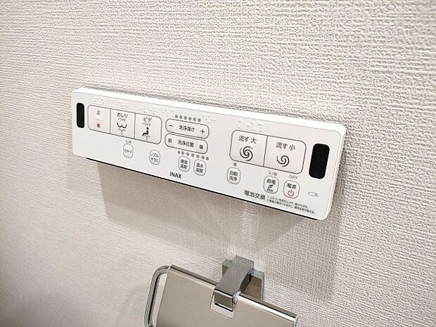 ・トイレ　　温水洗浄便座付きのトイレ。操作のしやすいリモコンタイプです。