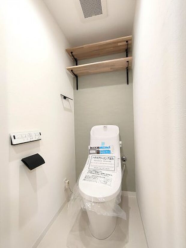 ・トイレ　手の届きやすい位置にコーナー収納を備えています。