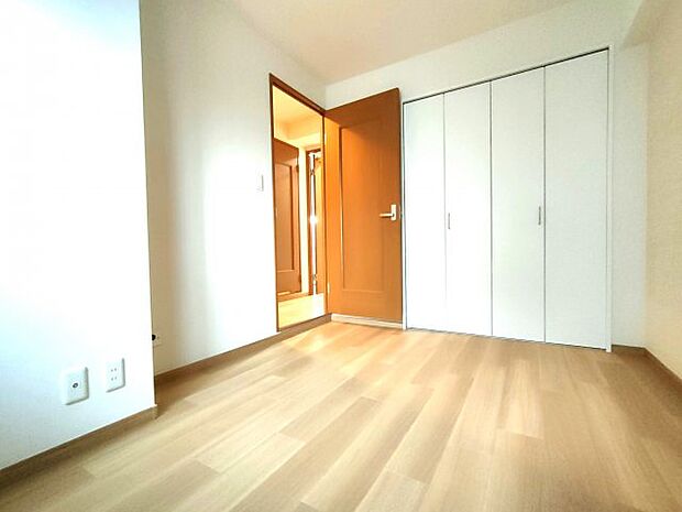 ・洋室約5.0帖　　家具に合わせて表情を変える、シンプルなルームデザインです。