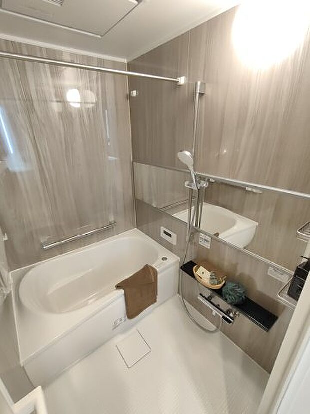 ・bathroom　ゆったりとくつろげるバスルーム。追い焚き機能付きでいつでもすぐに温かいお風呂を楽しむことができます。