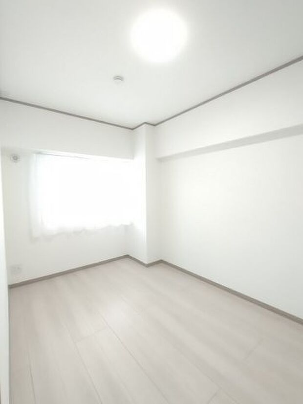 【洋室】　どのお部屋にも窓があり、明るく過ごしやすい空間となっています。