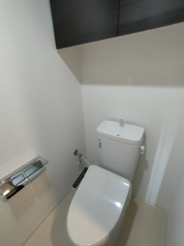 ・トイレ　少し広めの空間が取られ、リラックスできるシンプルなトイレ。
