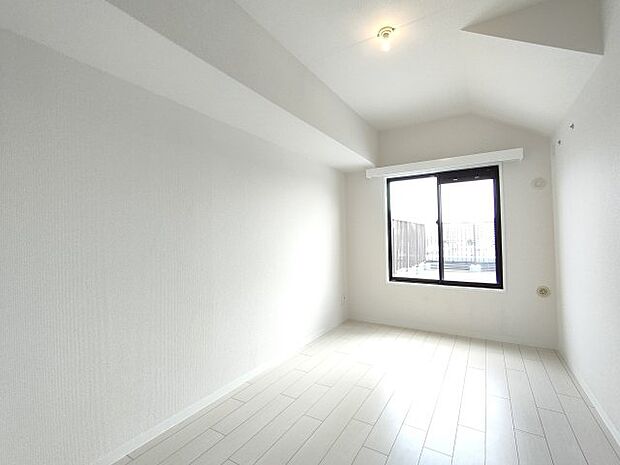 ・洋室　シンプルで何にでも合う白でまとめられた空間です。様々なスタイルに染められる余白があります。