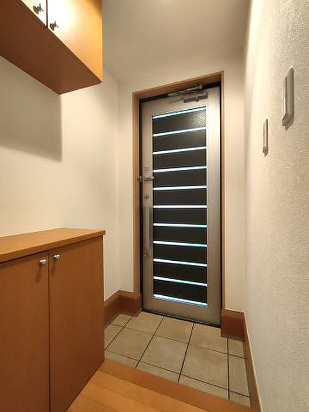 ・玄関　　住戸の顔となる玄関スペース。豊富な収納でいつでもすっきりと保ちやすいです。