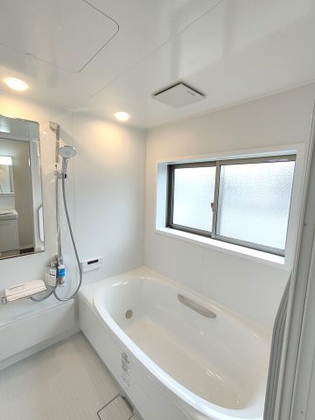 ・浴室　　1坪サイズで足を伸ばして入れる大型浴槽。窓があり、自然換気もできます。