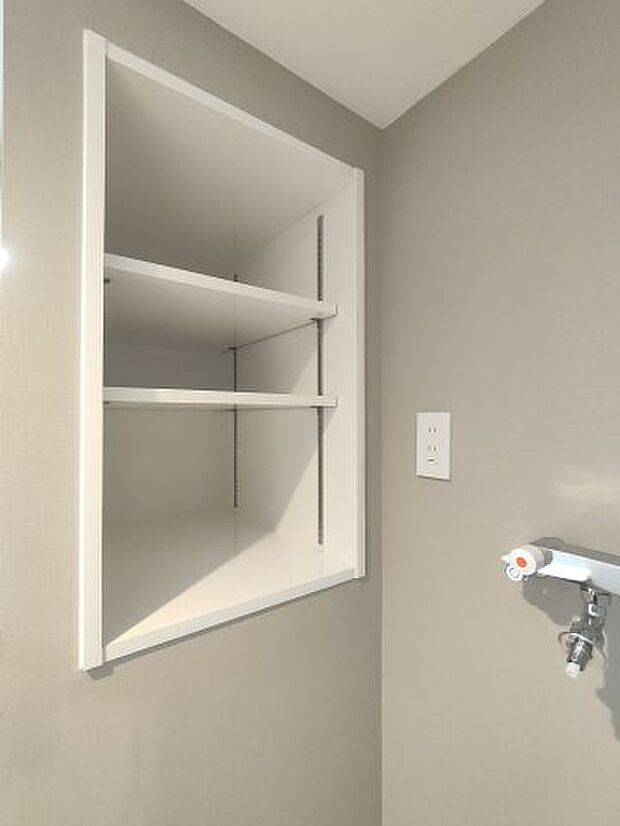 ・室内洗濯機置き場　収納　　棚板は可動式になっているので、入れるものの大きさに合わせられます。
