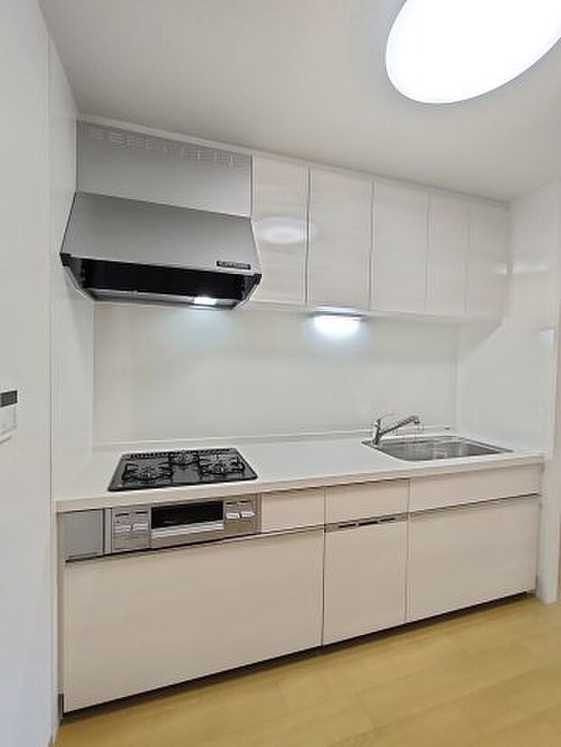 ・kitchen　作業スペースが広く、収納も充実したシステムキッチン。