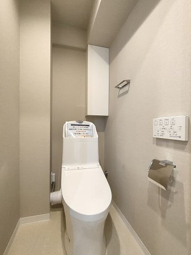 ・トイレ　毎日使う場所だからこそ、使い勝手を考慮しました。飽きのこない空間は質感豊かな仕上がりです。　