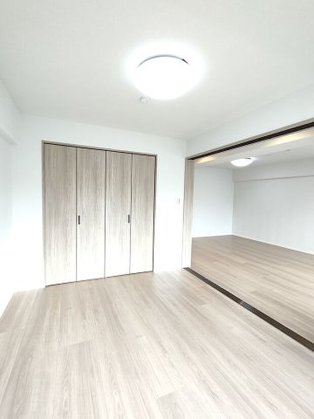・洋室　6.1帖　リビングに隣接する洋室の建具は引込み戸を採用。用途に合わせて空間をフレキシブルに活用できます。