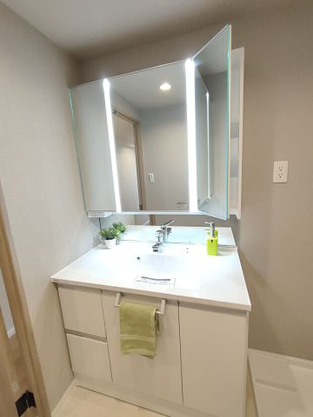 ・Wash　basin　白で統一された洗面所は明るく、お化粧の塗りムラも防いでくれそうです。