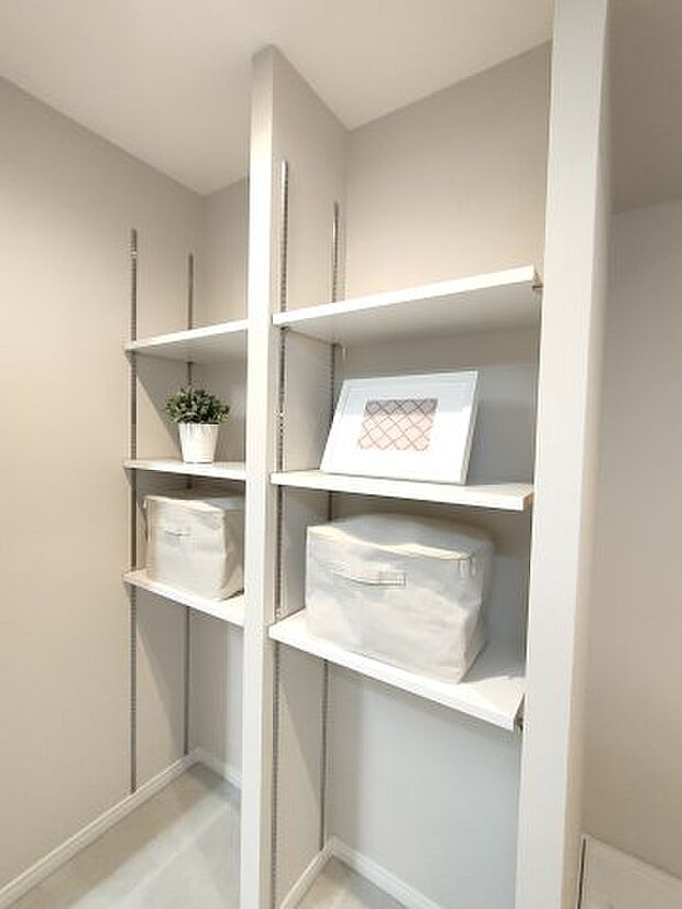 ・洗面室収納　　ルームウェアやタオルも収納でき、入浴前後の生活動線がシンプルになります。