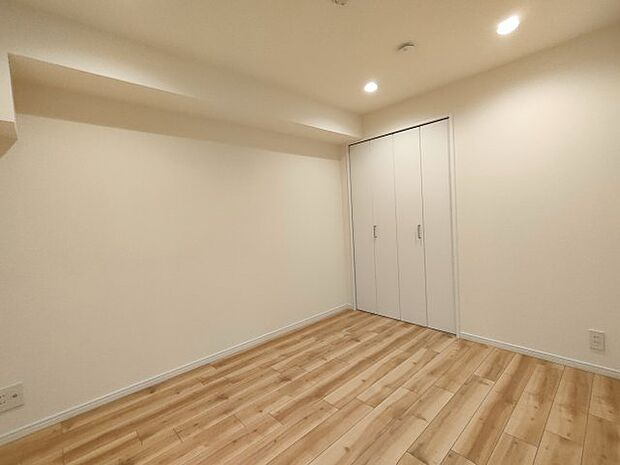 ・洋室　3.5帖　家具に合わせて表情を変える、シンプルなルームデザインです。