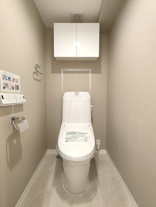 ・トイレ　換気と明るさに配慮した、清潔感溢れるトイレ。落ち着いた空間で安らぎのひと時をお過ごしいただけます。