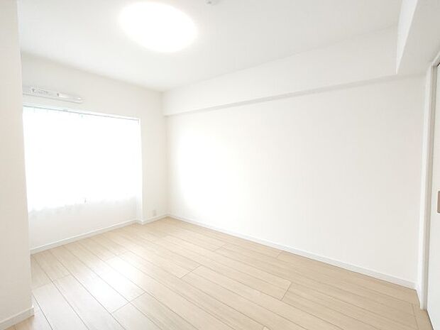 ・洋室　5.0帖　シンプルで何にでも合う白でまとめられた空間です。様々なスタイルに染められる余白があります。　