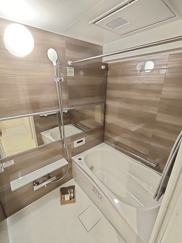 【風呂】　ゆったりとくつろげるバスルーム。追い焚き機能付きでいつでもすぐに温かいお風呂を楽しむことができます。