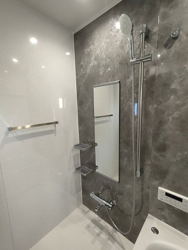 ・浴室　　シャワーホルダーはスライドバー式になっているので、お好みの高さでお使いいただけます♪