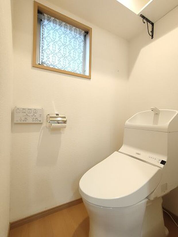 ・トイレ　　温水洗浄便座付きのトイレ。操作のしやすいリモコンタイプです。