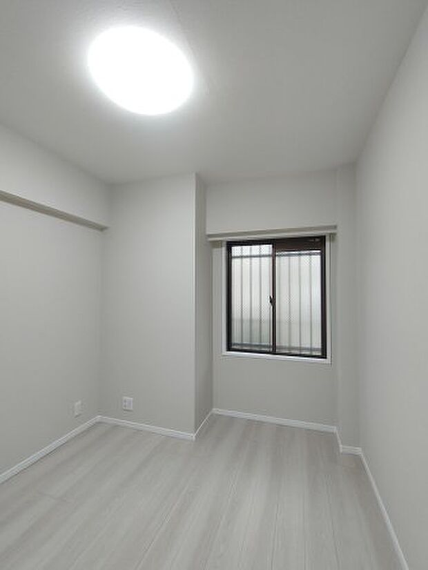 【洋室】　シンプルで何にでも合う白でまとめられた空間です。様々なスタイルに染められる余白があります。