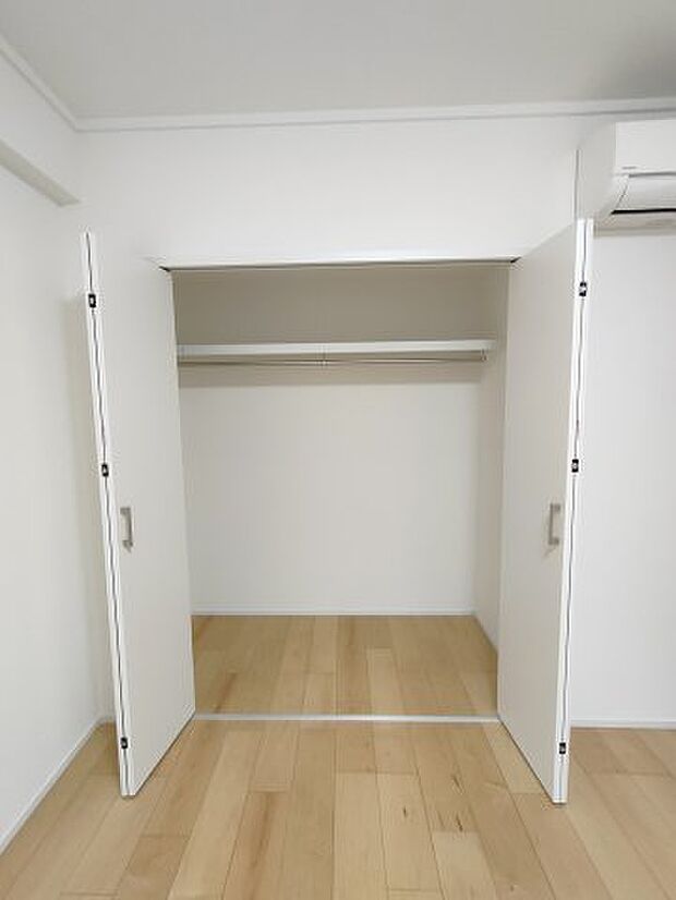 ・洋室約6帖収納　　壁紙と揃え、クローゼットも白で統一されており、空間を広く感じられます。