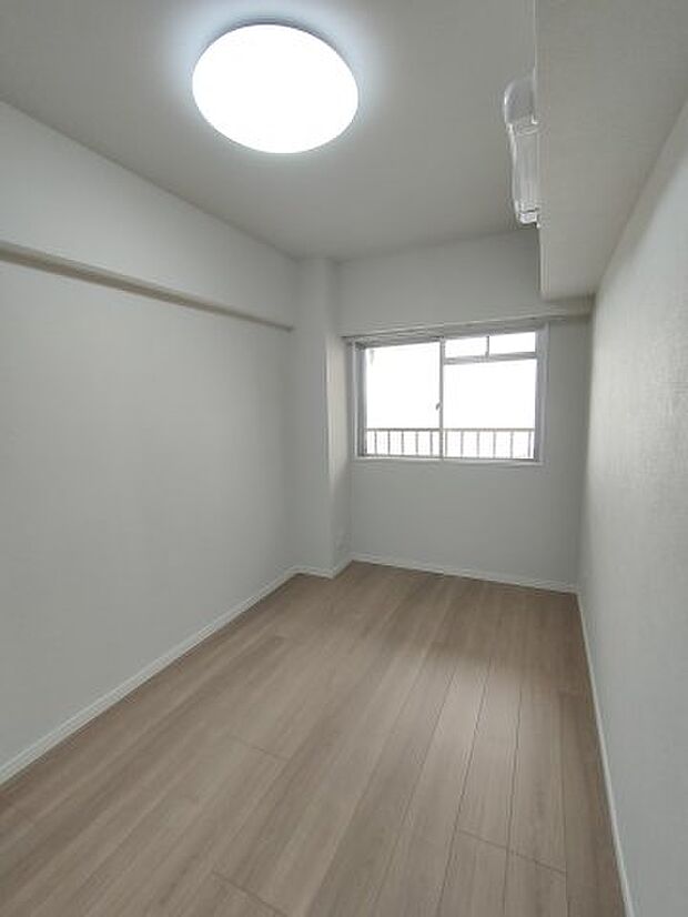 【洋室】4.5帖　シンプルで何にでも合う白でまとめられた空間です。様々なスタイルに染められる余白があります。