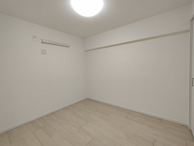 【洋室】4.5帖　シンプルで何にでも合う白でまとめられた空間です。様々なスタイルに染められる余白があります。
