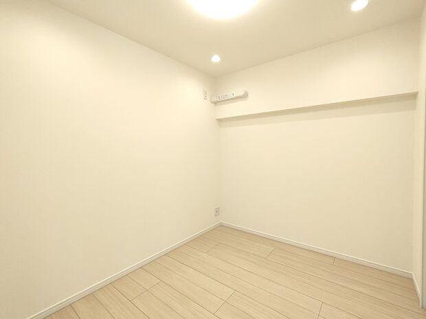 【洋室】4.4帖　シンプルで何にでも合う白でまとめられた空間です。様々なスタイルに染められる余白があります。