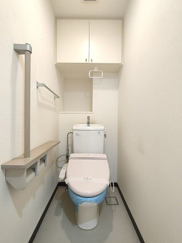 ・トイレ　スッキリとしたデザインの温水洗浄便座付きトイレ。小物やトイレットペーパーなどが目につかない状態で収納できます。
