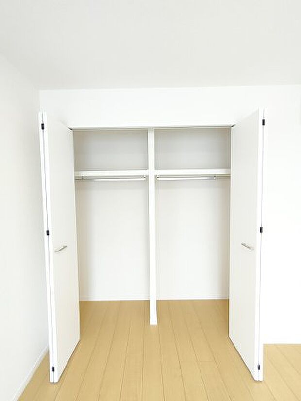 ・洋室(2）収納　　全てのお部屋に収納を備え、空間を広くお使いいただけます。