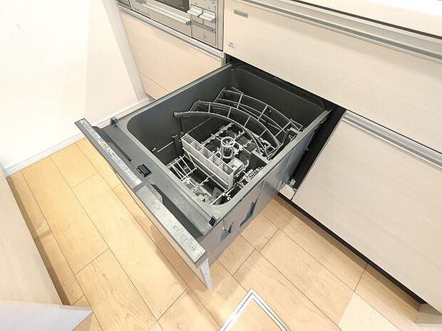 ・食洗機　食器の後片付けに便利な食器洗浄乾燥機を標準装備。ビルトインタイプなので見た目もスッキリ、特に共働き世帯のご家族には必需品です。