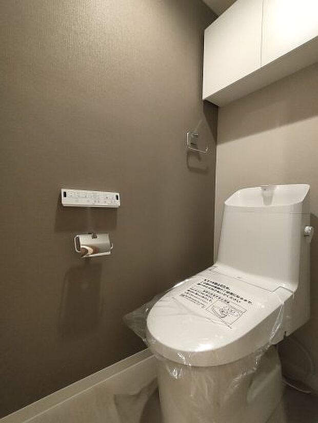 ・トイレ　毎日使う場所だからこそ、使い勝手を考慮しました。飽きのこない空間は質感豊かな仕上がりです。