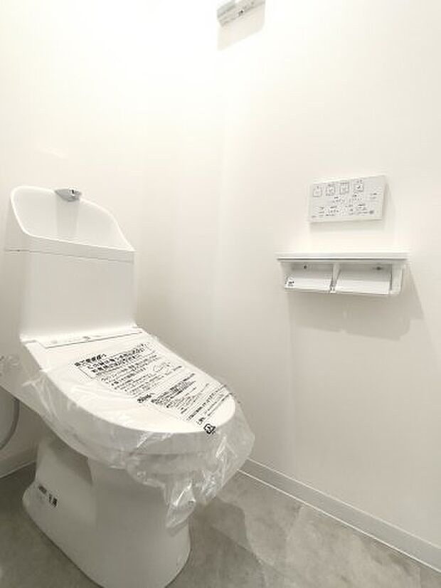 ・トイレ　温水洗浄便座付きのトイレ。操作のしやすいリモコンタイプです。