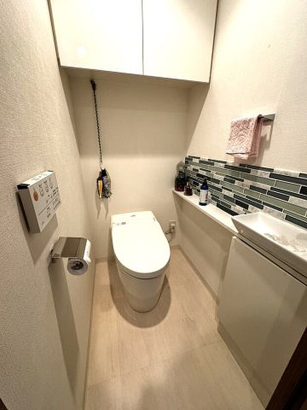 ・トイレ　少し広めの空間が取られ、リラックスできるシンプルなトイレ。