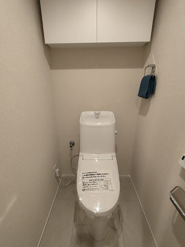 【トイレ】　少し広めの空間が取られ、リラックスできるシンプルなトイレ。