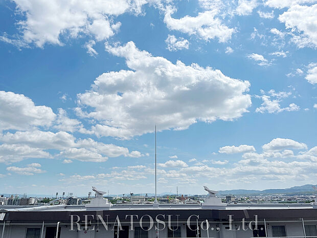 【眺望】青空と南側市内の景色。西京極総合運動公園などが見えています。